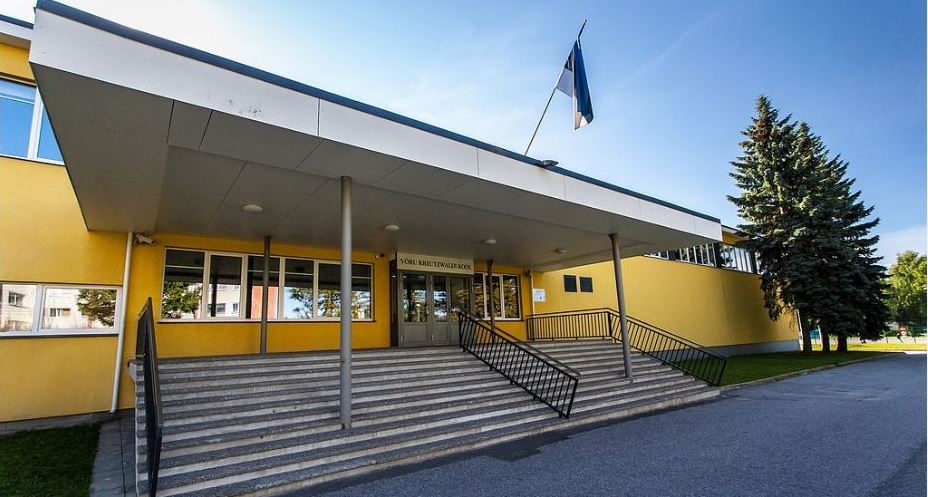 1953. aastal nimetati Võru Keskkool Fr. R. Kreutzwaldi nimeliseks keskkooliks. 2015. aastal moodustati põhikool, mis kannab nime Võru Kreutzwaldi Kool.