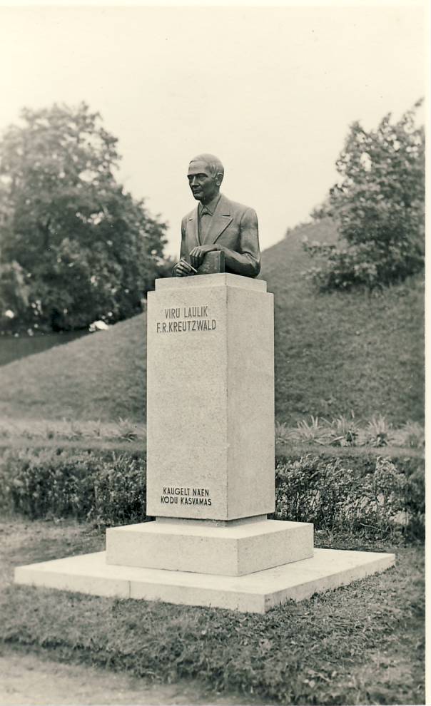 Dr. Fr. R. Kreutzwaldi mälestussammas Rakveres. Mälestussammas avati 30. mail 1937. Skulptor Aleksander Eller.