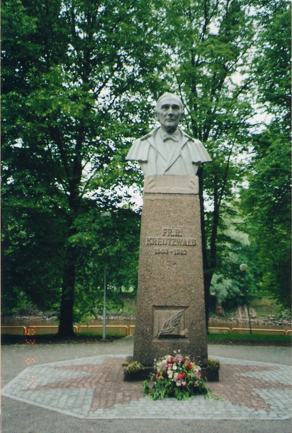 Dr. Fr. R. Kreutzwaldi mälestussammas Tartus. Mälestussammas avati 1952. Skulptorid Martin Saks ja Johannes Hirv.